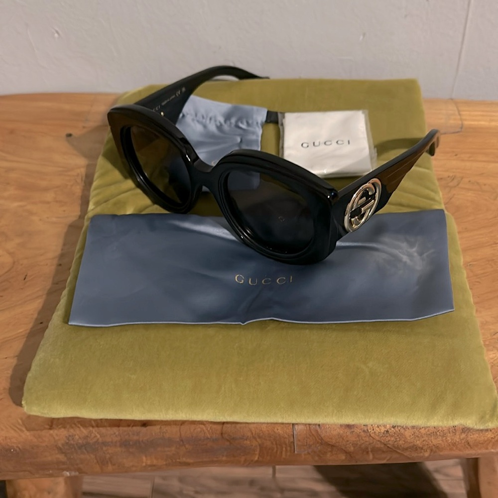 NWT Gucci women sunglasses. Jumbo GG on the handles.